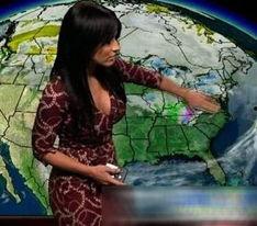 外国女主播衣服扯掉了,外国女主播直播中衣服不慎扯落，现场反应引热议